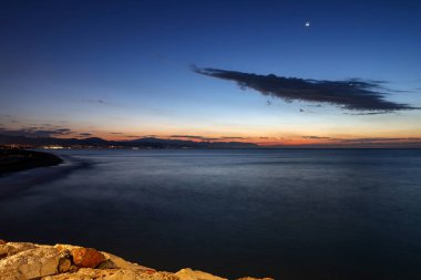 Güneş doğmadan hemen önce Torremolinos 'tan Malaga' ya doğru görüntü. Costa del Sol, İspanya.