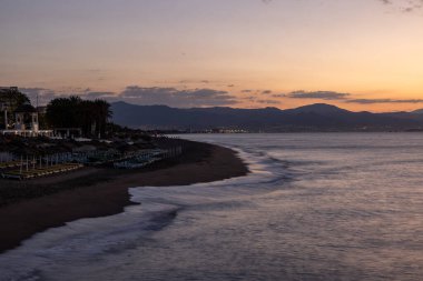 Torremolinos 'taki Bajondillo sahili, güneş doğmadan hemen önce. Costa del Sol, İspanya