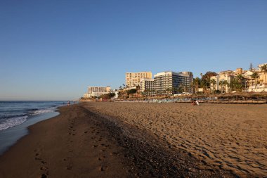 Torremolinos, İspanya - 12 Eylül 2023: gündoğumunda Bajondillo Sahili ve Torremolinos 'taki otellerin görüntüsü. Costa del Sol, İspanya.