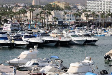Benalmadena, İspanya - 15 Eylül 2023: Benalmadena, Costa del Sol Malaga, İspanya 'daki Puerto Marina' da demirlemiş tekne ve yatlar. Bu marinanın 1100 kişilik yatları var.