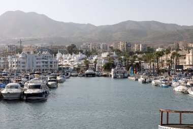 Benalmadena, İspanya - 15 Eylül 2023: Benalmadena, Costa del Sol Malaga, İspanya 'daki Puerto Marina' da demirlemiş tekne ve yatlar. Bu marinanın 1100 kişilik yatları var.