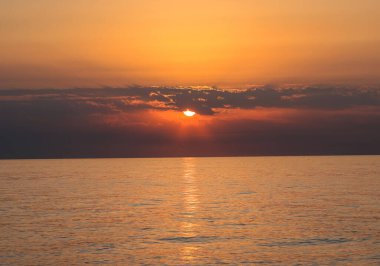 Akdeniz 'in üzerinde gün doğumu Torremolinos sahilinden görülüyor. Costa del Sol, İspanya