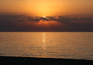 Akdeniz 'in üzerinde gün doğumu Torremolinos sahilinden görülüyor. Costa del Sol, İspanya