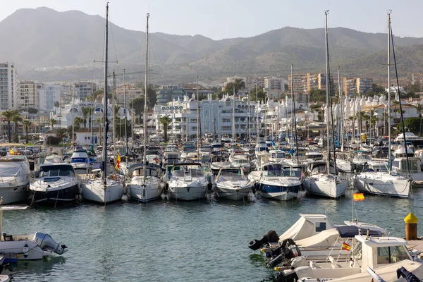 Benalmadena, İspanya - 15 Eylül 2023: Benalmadena, Costa del Sol Malaga, İspanya 'daki Puerto Marina' da demirlemiş tekne ve yatlar. Bu marinanın 1100 kişilik yatları var.