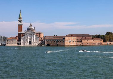 Venedik, İtalya - 5 Eylül 2022: San Giorgio Maggiore Bazilikası, Andrea Palladio tarafından tasarlandı ve San Giorgio Maggiore adasında yer aldı..