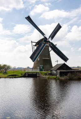 Hollanda 'daki Kinderdijk' teki 19 rüzgar değirmeninden biri. 1740 yılında inşa edilen, Hollanda 'daki en büyük yel değirmeni yoğunluğu, UNESCO' nun dünya mirası alanı.. 