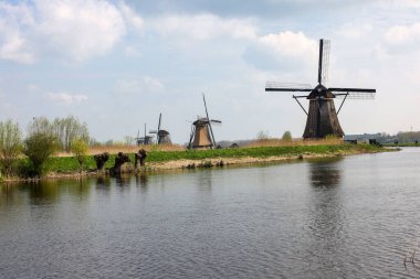 Hollanda, Kinderdijk 'teki yel değirmenleri, UNESCO' nun dünya mirası. 1740 Sisteminde inşa edilen yel değirmenleri, sel baskınlarını önlemek için daha büyük bir su yönetim sisteminin parçasıdır..
