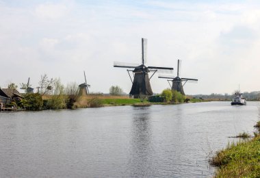 Kinderdijk, Hollanda - 17 Nisan 2023: 19 Kinderdijk 'te inşa edilen yel değirmenleri, seli önlemek için daha büyük bir su yönetim sisteminin parçasıdır. Bir UNESCO dünya mirası sahası.