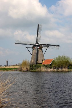 Hollanda 'daki Kinderdijk' teki 19 rüzgar değirmeninden biri. 1740 yılında inşa edilen, Hollanda 'daki en büyük yel değirmeni yoğunluğu, UNESCO' nun dünya mirası alanı.. 