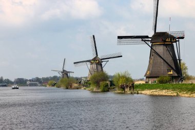Hollanda, Kinderdijk 'teki yel değirmenleri, UNESCO' nun dünya mirası. 1740 Sisteminde inşa edilen yel değirmenleri, sel baskınlarını önlemek için daha büyük bir su yönetim sisteminin parçasıdır..