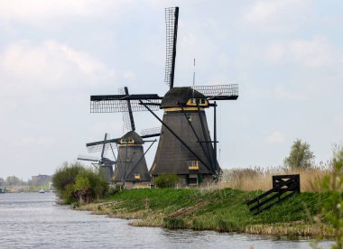 Hollanda, Kinderdijk 'teki yel değirmenleri, UNESCO' nun dünya mirası. 1740 Sisteminde inşa edilen yel değirmenleri, sel baskınlarını önlemek için daha büyük bir su yönetim sisteminin parçasıdır..