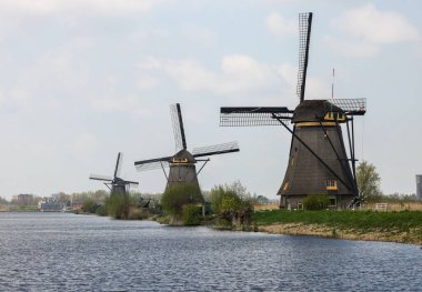 Hollanda, Kinderdijk 'teki yel değirmenleri, UNESCO' nun dünya mirası. 1740 Sisteminde inşa edilen yel değirmenleri, sel baskınlarını önlemek için daha büyük bir su yönetim sisteminin parçasıdır..