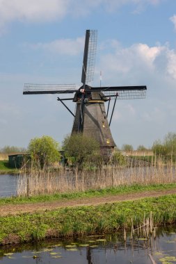 Hollanda 'daki Kinderdijk' teki 19 rüzgar değirmeninden biri. 1740 yılında inşa edilen, Hollanda 'daki en büyük yel değirmeni yoğunluğu, UNESCO' nun dünya mirası alanı.. 