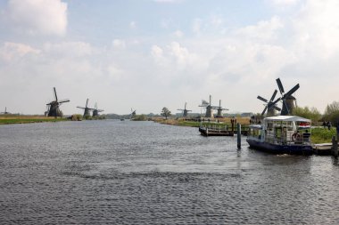 Kinderdijk, Hollanda - 17 Nisan 2023: 19 Kinderdijk 'te inşa edilen yel değirmenleri, seli önlemek için daha büyük bir su yönetim sisteminin parçasıdır. Bir UNESCO dünya mirası sahası.