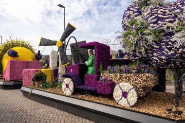 Noordwijk, Hollanda - 22 Nisan 2023: Bloemencorso Bollenstreek 'te Noordwijk' ten Hollanda 'daki Haarlem' e her yıl düzenlenen Bahar Çiçeği Geçidi 'nde muhteşem çiçekler kaplandı. 