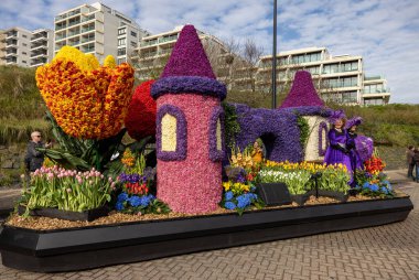 Noordwijk, Hollanda - 22 Nisan 2023: Bloemencorso Bollenstreek 'te Noordwijk' ten Hollanda 'daki Haarlem' e her yıl düzenlenen Bahar Çiçeği Geçidi 'nde muhteşem çiçekler kaplandı. 