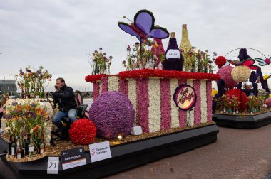 Noordwijk, Hollanda - 22 Nisan 2023: Bloemencorso Bollenstreek 'te Noordwijk' ten Hollanda 'daki Haarlem' e her yıl düzenlenen Bahar Çiçeği Geçidi 'nde muhteşem çiçekler kaplandı. 