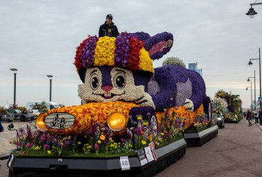 Noordwijk, Hollanda - 22 Nisan 2023: Bloemencorso Bollenstreek 'te Noordwijk' ten Hollanda 'daki Haarlem' e her yıl düzenlenen Bahar Çiçeği Geçidi 'nde muhteşem çiçekler kaplandı. 