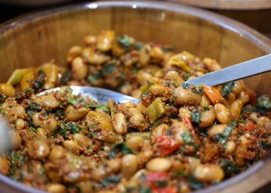 Sağlıklı yiyecekler, fasulye ve maydanozlu vejetaryen salatası.