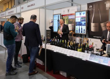 Cracow, Polonya - 17 Kasım 2022: Uluslararası Şarap Fuarı ENOEXPO, Krakow. Dünyanın dört bir yanından şarap üreticileri ithalat dağıtımcıları ve temsilcileriyle tanışıyor.. 