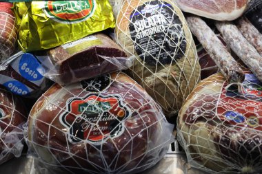 Krakow, Polonya - 17 Kasım 2022: Tipik İtalyan et ürünlerinin Enoexpo ve Gastro Gıda 'da sunumu - Yiyecek ve İçecek Karşılığında Ticaret Fuarı