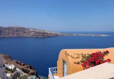 Caldera uçurumunun kenarındaki ev, Oia köyü, Santorini, Yunanistan