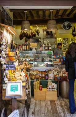 San Gimignano, İtalya - 17 Eylül 2022: San Gimignano, Toskana 'nın tarihi merkezinde yerel ve tipik İtalyan ürünleri satan bir dükkan.