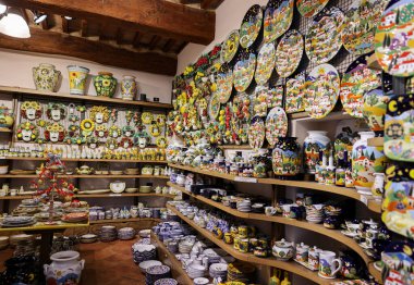 San Gimignano, İtalya - 17 Eylül 2022 San Gimignano 'da tipik İtalyan seramikleriyle alışveriş. Toskana, İtalya