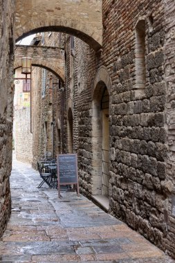 San Gimignano, İtalya - 17 Eylül 2022 San Gimignano sokaklarının ortaçağ atmosferi. Toskana, İtalya