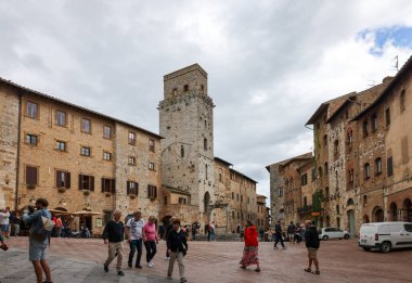San Gimignano, İtalya - 17 Eylül 2022: Piazza della Cisterna, San Gimignano, Toskana, İtalya