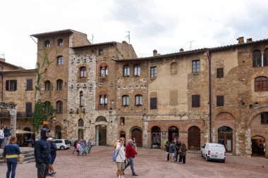 San Gimignano, İtalya - 17 Eylül 2022: Piazza della Cisterna, San Gimignano, Toskana, İtalya