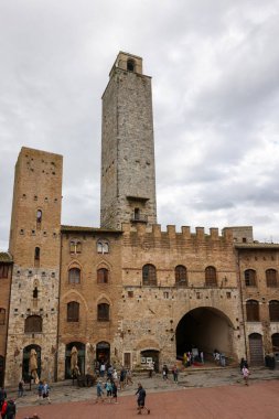 San Gimignano, İtalya - 17 Eylül 2022: Palazzo Vecchio del Podesta ve Rognosa Kulesi, San Gimignano Piazza del Duomo 'daki Podesta Kulesi olarak da bilinir..