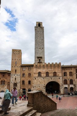 San Gimignano, İtalya - 17 Eylül 2022: Palazzo Vecchio del Podesta ve Rognosa Kulesi, San Gimignano Piazza del Duomo 'daki Podesta Kulesi olarak da bilinir..