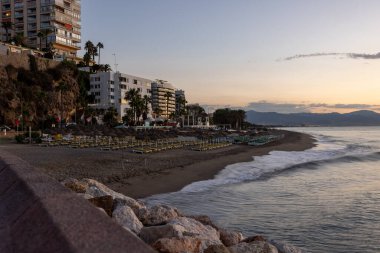 Torremolinos, İspanya - 12 Eylül 2023: gündoğumundan hemen önce Torremolinos 'taki gezinti güvertesi ve Bajondillo plajı. Costa del Sol, İspanya
