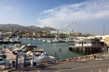 Benalmadena, İspanya - 15 Eylül 2023: Benalmadena, Costa del Sol Malaga, İspanya 'daki Puerto Marina' da demirlemiş tekne ve yatlar. Bu marinanın 1100 kişilik yatları var.