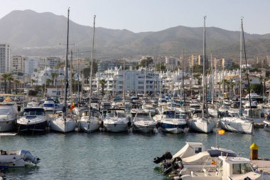 Benalmadena, İspanya - 15 Eylül 2023: Benalmadena, Costa del Sol Malaga, İspanya 'daki Puerto Marina' da demirlemiş tekne ve yatlar. Bu marinanın 1100 kişilik yatları var.