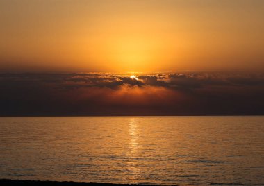 Akdeniz 'in üzerinde gün doğumu Torremolinos sahilinden görülüyor. Costa del Sol, İspanya