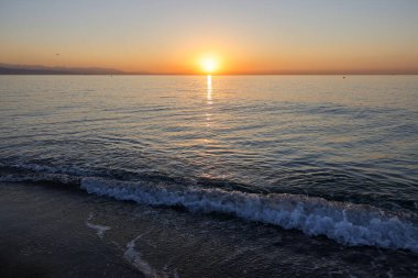 Akdeniz 'in üzerinde gün doğumu Torremolinos sahilinden görülüyor. Costa del Sol, İspanya