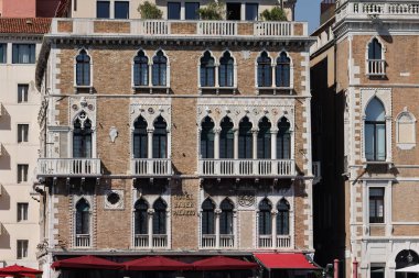 Venedik, İtalya - 5 Eylül 2022: Venedik 'in San Marco bölgesindeki Büyük Kanal boyunca uzanan sarayların ve güzel evlerin Punta della Dogana' sından görüntüler