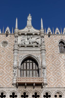 İtalya, Venedik 'teki Doge Sarayı' nın batı cephesinde Loggia