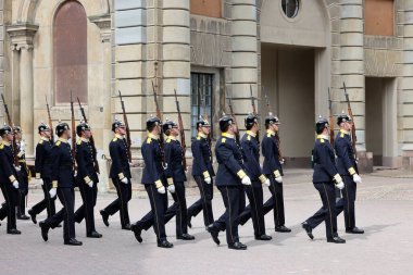 Stockholm, İsveç - 26 Haziran 2023 Stockholm, İsveç Kraliyet Sarayı 'nda muhafız seremonisinin değiştirilmesi