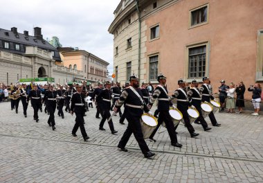Stockholm, İsveç - 26 Haziran 2023 Stockholm, İsveç Kraliyet Sarayı 'nda muhafız seremonisinin değiştirilmesi