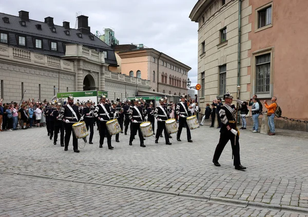 Stockholm, İsveç - 26 Haziran 2023 Stockholm, İsveç Kraliyet Sarayı 'nda muhafız seremonisinin değiştirilmesi