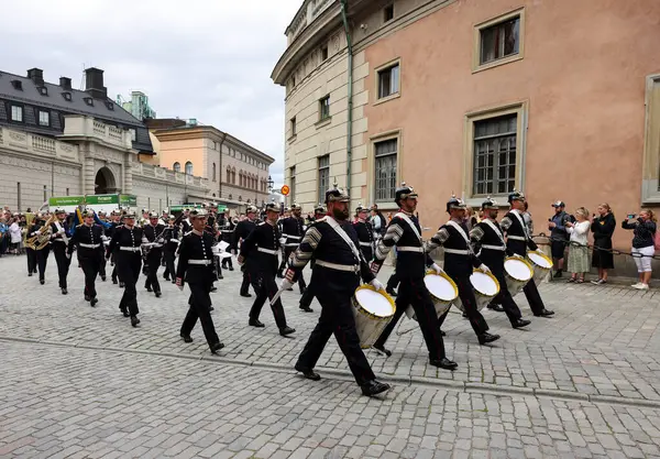Stockholm, İsveç - 26 Haziran 2023 Stockholm, İsveç Kraliyet Sarayı 'nda muhafız seremonisinin değiştirilmesi