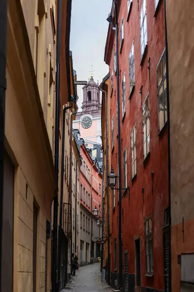 Stockholm, İsveç - 25 Temmuz 2023: Stockholm, İsveç 'in Gamla Stan tarihi bölgesinde büyüleyici dar kaldırımlı cadde.