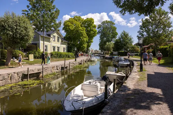 Trosa, İsveç - 29 Temmuz 2023: Sdermanland 'ın Trosa şehrinde demirli zevk tekneleriyle Trosa nehrinin manzarası. İsveç