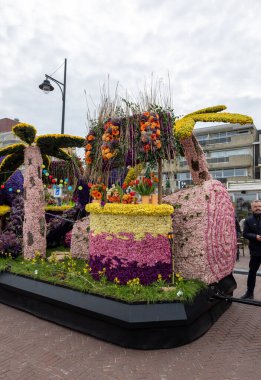 Noordwijk, Hollanda - 22 Nisan 2023: Bloemencorso Bollenstreek 'te Noordwijk' ten Hollanda 'daki Haarlem' e her yıl düzenlenen Bahar Çiçeği Geçidi 'nde muhteşem çiçekler kaplandı. 