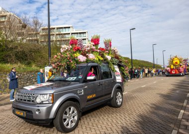 Noordwijk, Hollanda - 22 Nisan 2023: Bloemencorso Bollenstreek 'te Noordwijk' ten Hollanda 'daki Haarlem' e her yıl düzenlenen Bahar Çiçeği Geçidi 'nde muhteşem çiçekler kaplandı. 