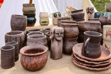 Krakow, Polonya - 11 Nisan 2023: Tarihi yeniden yapılanma festivalinde şövalye kampında ortaçağ seramik gemilerinin el yapımı taklitleri