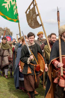 Krakow, Polonya - 11 Nisan 2023: Rekawka 'nın tanımlanamayan katılımcıları - Polonya geleneği, Paskalya' dan sonra Salı günü Krakow 'da kutlandı. Günümüzde festivalin tarihi yeniden yapılanma karakterine sahip.